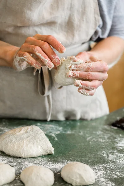 Baker voorbereiding artisan zuurdesem diner rollen — Stockfoto