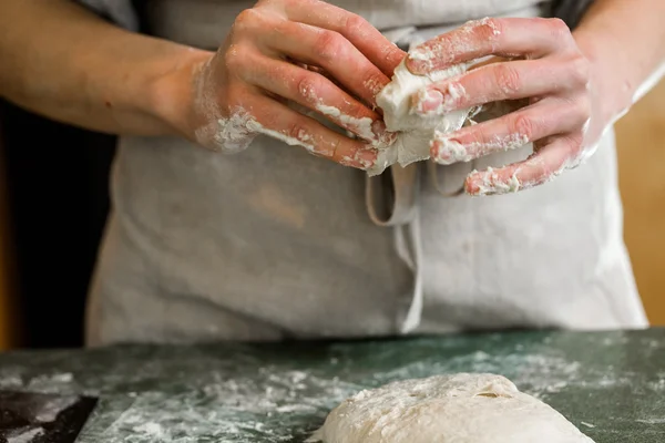 Panadero preparando panecillos de masa fermentada artesanal — Foto de Stock