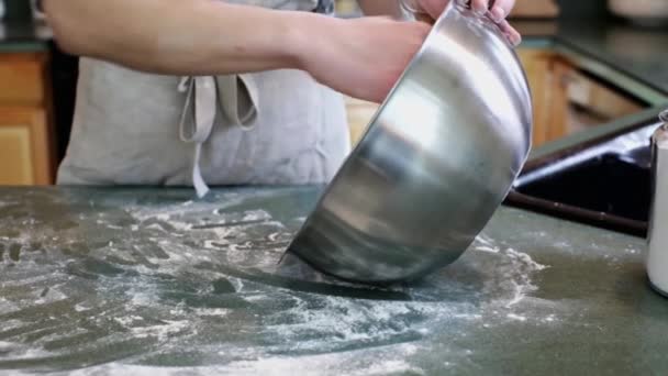 Baker voorbereiding artisan zuurdesem diner brood — Stockvideo