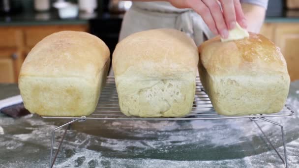 Junge Bäckerin mit Sauerteigbrot — Stockvideo