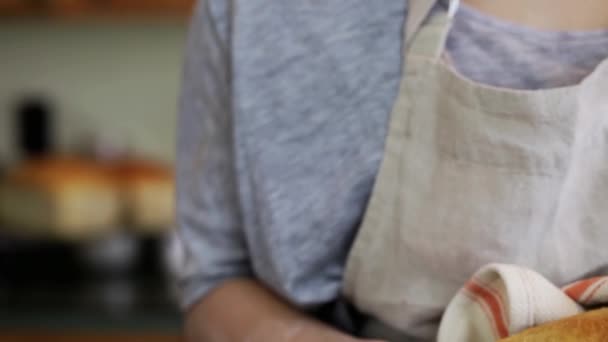 Panadero joven con pan de masa fermentada — Vídeo de stock