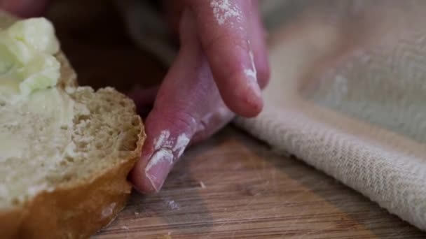 Baker, takže kváskový chléb toasty s džemem — Stock video