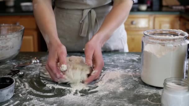 Baker προετοιμασία artisan ψωμί μεταλευτής δείπνο — Αρχείο Βίντεο