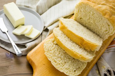 Fırından yeni çıkmış hamur mayası ekmek dilimlenmiş