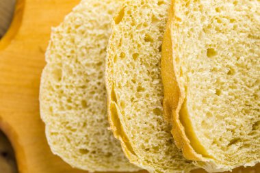 Fırından yeni çıkmış hamur mayası ekmek dilimlenmiş