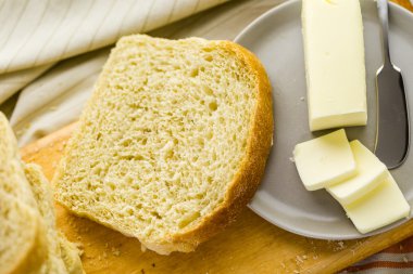 Fırından yeni çıkmış hamur mayası ekmek dilimlenmiş