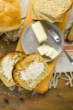 Hamur mayası ekmek tereyağı ile