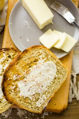 Hamur mayası ekmek tereyağı ile