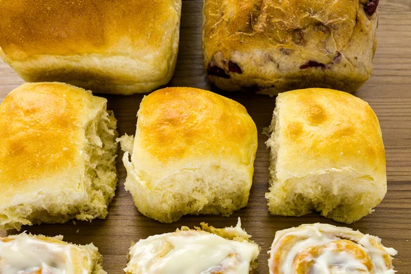 Pane di pasta madre appena sfornato e panini alla cannella — Foto Stock