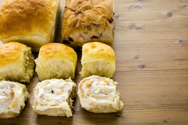 Versgebakken zuurdesem brood en kaneel rollen — Stockfoto