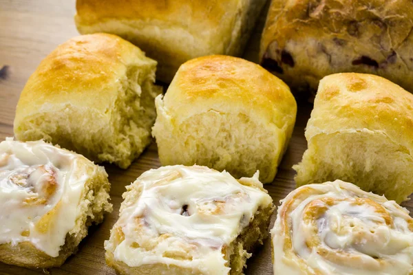 Versgebakken zuurdesem brood en kaneel rollen — Stockfoto