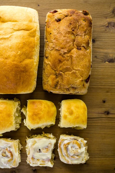 Čerstvě upečený sourdough chleby a skořici — Stock fotografie