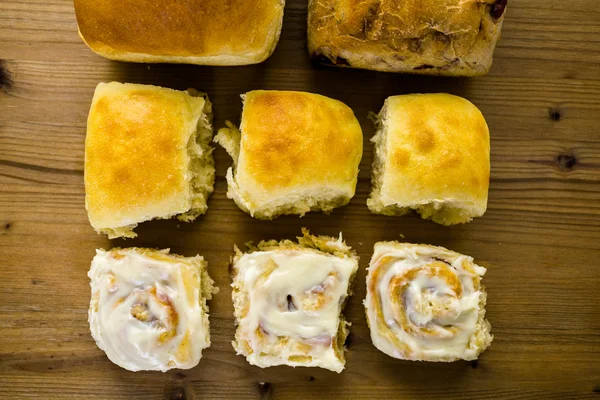 Versgebakken zuurdesem brood en kaneel rollen — Stockfoto