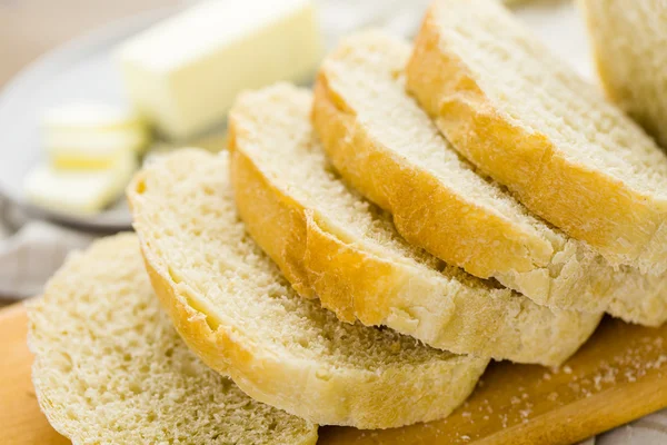 Frisch gebackenes Sauerteigbrot — Stockfoto