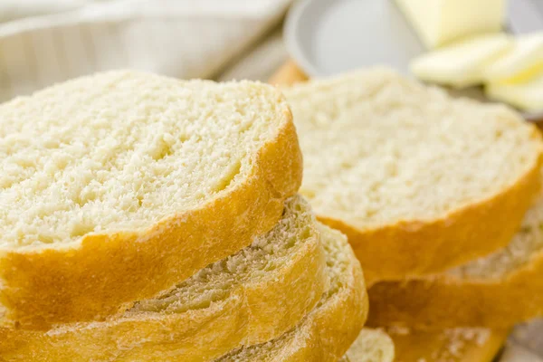 Frisch gebackenes Sauerteigbrot — Stockfoto