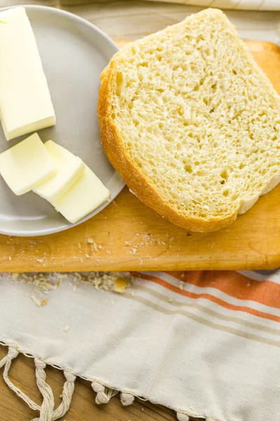 Čerstvě upečený chléb kváskový plátky — Stock fotografie