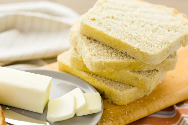 Frisch gebackenes Sauerteigbrot in Scheiben geschnitten — Stockfoto