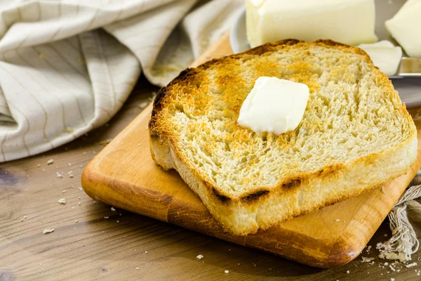 Zuurdesem brood met boter — Stockfoto