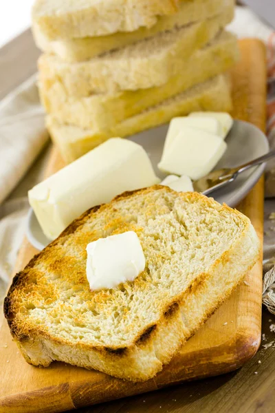 Sauerteigbrot mit Butter — Stockfoto