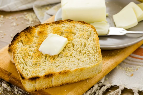 Sauerteigbrot mit Butter — Stockfoto