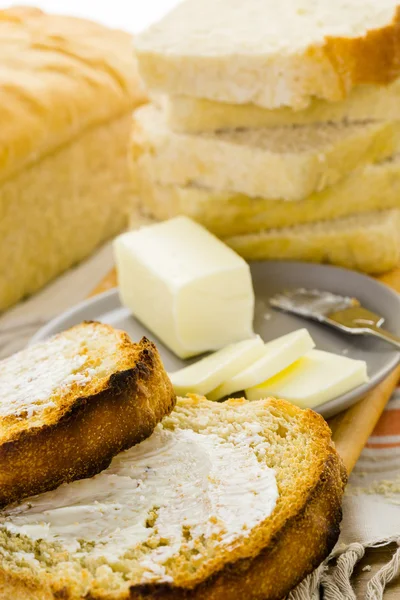 Sauerteigbrot mit Butter — Stockfoto