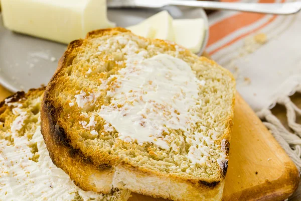 Sauerteigbrot mit Butter — Stockfoto