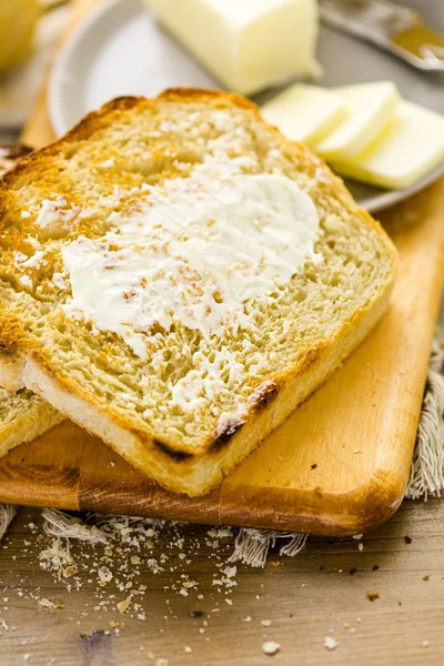 サワー種パンにバター — ストック写真