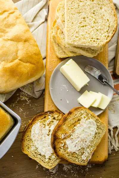 Источниковый хлеб с маслом — стоковое фото