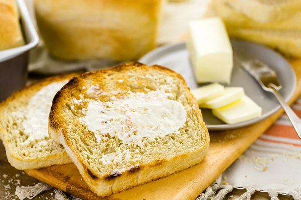 Zuurdesem brood met boter — Stockfoto
