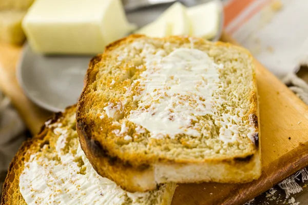 Sauerteigbrot mit Butter — Stockfoto