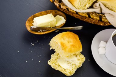 Taze pişmiş hamur mayası akşam yemeği rulo