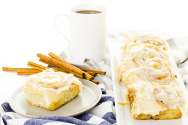 Taze pişmiş hamur mayası tarçın rulo