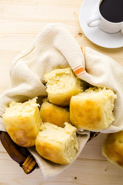 Panecillos de masa fermentada recién horneados — Foto de Stock