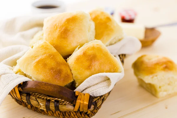 Panecillos de masa fermentada recién horneados — Foto de Stock