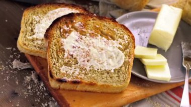 Hamur mayası ekmek tereyağı ile