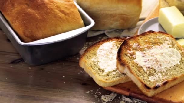 Источниковый хлеб с маслом — стоковое видео