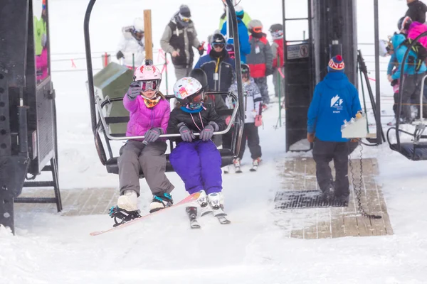 Mensen bij kabelbaan, skiresort op Arapahoe bekken — Stockfoto