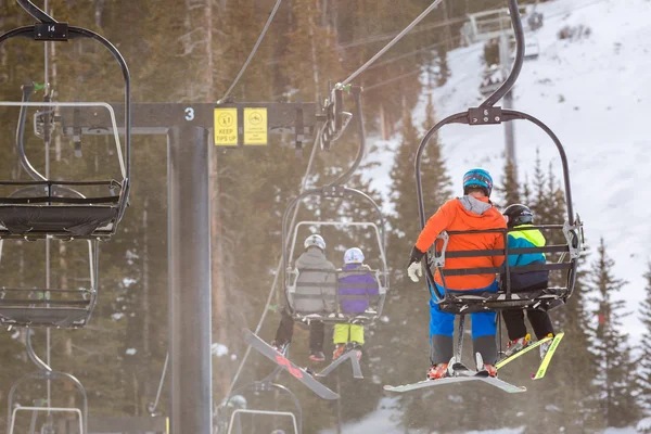 Mensen bij kabelbaan, skiresort op Arapahoe bekken — Stockfoto