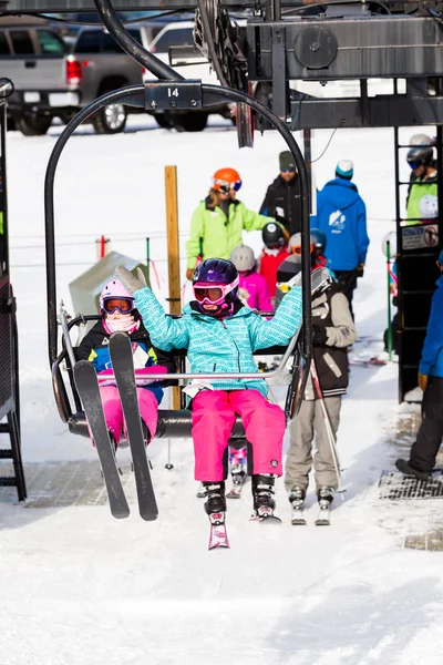 People at cable way, ski resort at Arapahoe Basin — Stock Photo, Image