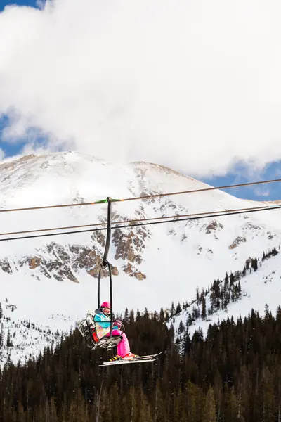 People at cable way, ski resort at Arapahoe Basin — Stock Photo, Image