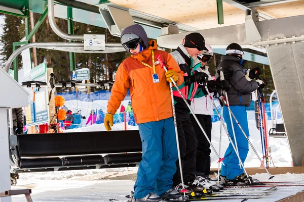Mensen bij kabelbaan, skiresort op Arapahoe bekken — Stockfoto