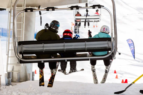 ケーブルカーの乗り場、アラパホー ベイスン スキー リゾートでの人々 — ストック写真