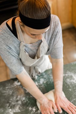 Baker erkek maya yemek hazırlama rulo