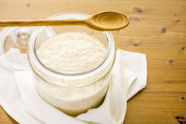 Hamur mayası başlatıcı büyük cam kavanoz içinde
