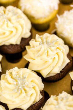 Beyaz buzlanma ile cupcakes