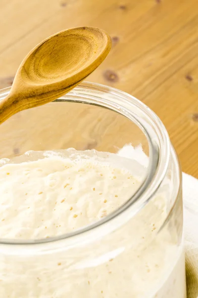 Sourdough starter em frasco de vidro grande — Fotografia de Stock