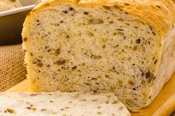 Frisches handwerklich hergestelltes Sauerteigbrot — Stockfoto