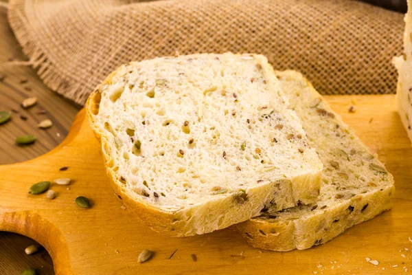 Frisches handwerklich hergestelltes Sauerteigbrot — Stockfoto