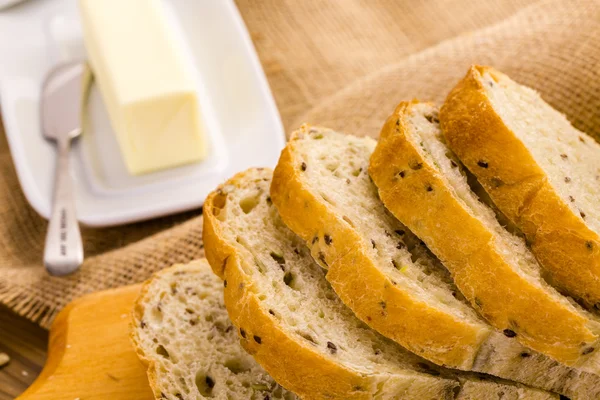 Čerstvé řemeslník nasazený kváskový chléb — Stock fotografie