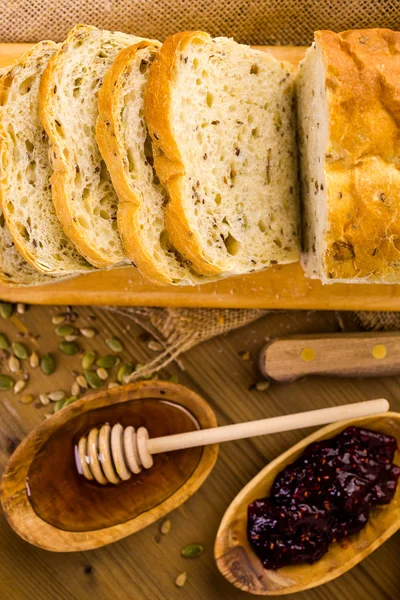 Pane seminato di pasta madre artigianale — Foto Stock